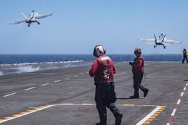 Hai máy bay chiến đấu Hornet liên tục cất cánh trên tàu sân bay Mỹ. Ảnh: Cankao