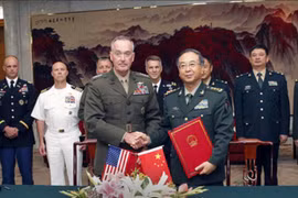 Ngày 15/8/2017, Chủ tịch Hội đồng Tham mưu trưởng Liên quân Mỹ tướng Joseph Dunford tiến hành hội đàm với Tham mưu trưởng Bộ Tham mưu liên hợp Quân ủy Trung ương Trung Quốc, tướng Phòng Phong Huy. Hai bên đạt được thỏa thuận về cơ chế đối thoại mới. Ảnh: 