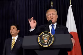 Tổng thống Mỹ Donald Trump (đang phát biểu) và Thủ tướng Shinzo Abe ngày 12 tháng 2 năm 2017. Ảnh: AP/VOA