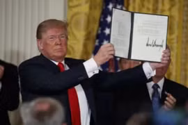Tổng thống Mỹ Donald Trump ký sắc lệnh thành lập lực lượng vũ trụ. Ảnh: Cankao.