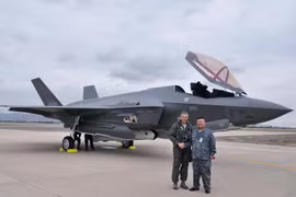 Nhật Bản nhận chiếc máy bay chiến đấu tàng hình F-35A đầu tiên tại căn cứ không quân Luke, bang Arizona, Mỹ