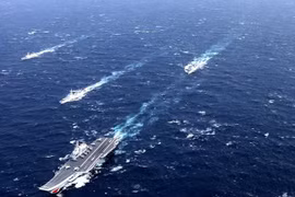 Biên đội tàu sân bay Liêu Ninh, hải quân Trung Quốc trên Biển Đông. Ảnh: Dwnews.