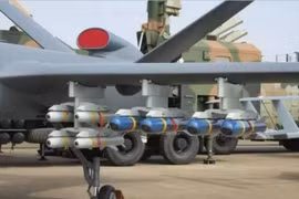 Tên lửa AR-1 màu xanh và tên lửa AR-2 màu trắng của Trung Quốc. Ảnh: IFeng.