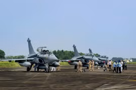 Ba máy bay chiến đấu Rafale Pháp thăm Việt Nam. Ảnh: Haiwainet.