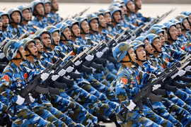 Quân đội Việt Nam tiến hành lễ diễu binh với súng trường Israel. Ảnh: Xinmin.