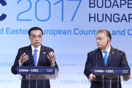 Từ ngày 27 - 28/11/2017, Thủ tướng Trung Quốc Lý Khắc Cường (bên trái) tham dự Hội nghị các nhà lãnh đạo Trung Quốc - các nước Trung và Đông Âu. Ảnh: Huanqiu.