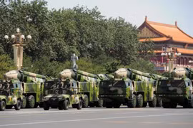 Tên lửa đạn đạo chống hạm Đông Phong-21D Trung Quốc. Ảnh: Cankao