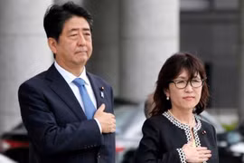 Thủ tướng Nhật Bản Shinzo Abe và Bộ trưởng Quốc phòng Nhật Bản Tomomi Inada. Ảnh: QQ