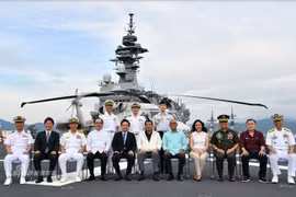 Ngày 1/9/2018, Tổng thống Philippines Rodrigo Duterte và các quan chức quân đội, quốc phòng Philippines lên thăm tàu sân bay trực thăng Kaga của Lực lượng phòng vệ Nhật Bản. Ảnh: Sina.