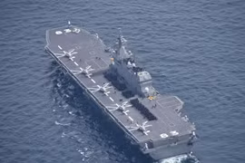 Tàu sân bay trực thăng Izumo của Lực lượng Phòng vệ Biển Nhật Bản. Ảnh: The Japan Times