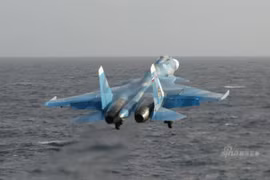 Máy bay chiến đấu Su-33 Nga tiến hành huấn luyện ở biển xa. Ảnh: Sina