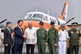 Thứ trưởng Quốc phòng Nhật BẢn Kenji Wakamiya và Bộ trưởng Quốc phòng Philippines Delfin Lorenzana tại Lễ bàn giao 2 máy bay huấn luyện TC-90 ngày 27/3/2017. Ảnh: Kyodo