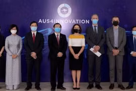 Bộ trưởng Huỳnh Thành Đạt, Thứ trưởng Bùi Thế Duy và Đại sứ Robyn Mudie cùng một số đại biểu hai bên.