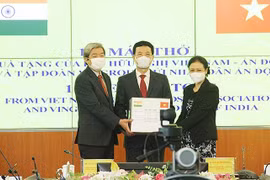 Bộ trưởng Nguyễn Mạnh Hùng trao tặng 100 máy thở cho nhân dân Ấn Độ. Ảnh: mic.gov.vn