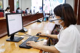 Điện thoại viên trực tổng đài 1022. Ảnh: Cổng TTĐT Hà Nội.