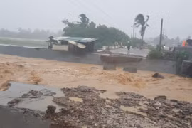 Bão Kristine, còn gọi là bão Trà Mi, tràn vào Philippines gây ngập lụt, thiệt hại người và của (Ảnh: Inquirer) 