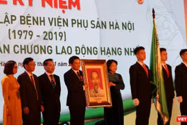 Phó Chủ tịch nước Đặng Thị Ngọc Thịnh trao bức chân dung Chủ tịch Hồ Chí Minh bằng đá cho PGS.TS. Nguyễn Duy Ánh - Giám đốc Bệnh viện Phụ sản Hà Nội.