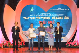 Ban tổ chức trao giải thưởng cho các tác giả đoạt giải trong cuộc thi.