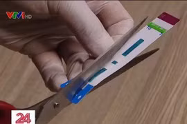 Que thử HIV, viêm gan B bị cắt đôi trước khi làm xét nghiệm cho bệnh nhân (Ảnh: VTV 24)