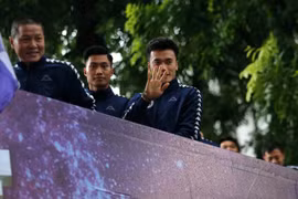 Có 2 tấm huy chương vàng nhưng thủ môn Bùi Tiến Dũng chưa thể nở nụ cười mãn nguyện sau khi khép lại mùa bóng 2019. Ảnh AT