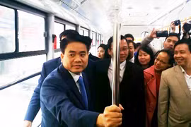 Chủ tịch UBND TP Hà Nội Nguyễn Đức Chung thị sát buýt nhanh (BRT)