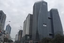 HUD Tower gồm hai tòa tháp (32 và 27 tầng) được thiết kế theo hình dáng của 2 cánh buồm cong vút lên cao.