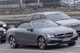 Mercedes-Benz E-Class Cabriolet bản E400 4Matic bất ngờ xuất hiện trên đường phố tại Đức. Đây là lần đầu tiên, Mercedes cung cấp hệ truyền động bốn bánh trên phiên bản mui trần.