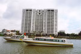 Loại tàu sử dung để chở khách đường sông là tàu chở được 60 hành khách.