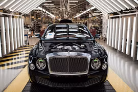 Một chiếc Bentley đang được hoàn thiện bên trong nhà máy của hãng tại Crewe (Anh).