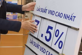 Chênh lệch lãi suất giữa một số thành viên khối ngân hàng thương mại nhà nước so với khối ngân hàng thương mại cổ phần tư nhân hiện đã thu hẹp chỉ còn trên dưới 0,5%/năm, thay vì doãng rộng từ 1-1,5%/năm khoảng một năm trước - Ảnh: Quang Phúc.