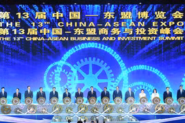 Thủ tướng cùng các trưởng đoàn thực hiện nghi thức khai mạc.