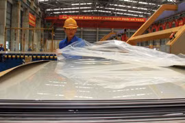 Nhờ mua săm lốp cũ để chế biến thành nhiên liệu phục vụ sản xuất mà Công ty kính nổi Chu Lai - Indevco có lãi lớn