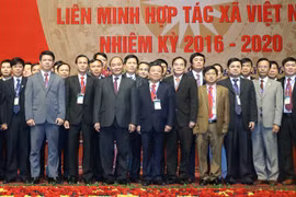 Thủ tướng chụp ảnh cùng các đại biểu tham dự Đạ hội toàn quốc Liên minh Hợp tác xã Việt Nam.