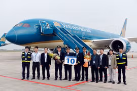 Tổ bay chụp ảnh lưu niệm cùng đoàn đón tàu bay.