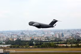 Sáng 22/5, Boeing hạng nặng C-17 Globemaster III của không quân Mỹ tiếp tục đáp xuống sân bay Tân Sơn Nhất để chở hàng hoá và thiết bị cho chuyến thăm của Tổng thống Obama tại TP HCM.