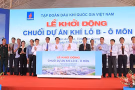 Thủ tướng Nguyễn Tấn Dũng cùng lãnh đạo các bộ ngành và chủ đầu tư ấn nút khởi động dự án.