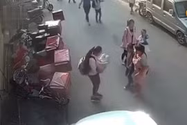 Cô bé nhanh chóng ôm lấy đứa trẻ và kiểm tra thương tích.