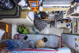 Tại Hongkong, để thuê căn hộ vỏn vẹn 5,5 m2 cho mình và con trai, bà mẹ này đã phải chi tới 487 USD/tháng.