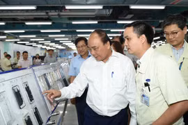 Thủ tướng Nguyễn Xuân Phúc tham quan khu đào tạo công nhân của Samsung. Ảnh: VGP/Quang Hiếu 