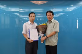 Thứ trưởng Hoàng Vĩnh Bảo trao Quyết định và tặng hoa chúc mừng tân Cục trưởng Cục Thông tin cơ sở Nguyễn Văn Tạo
