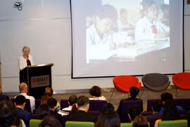Giáo sư Gael McDonald trình bày về chương trình RMIT Access. Ảnh: Kiều Trang.