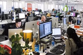 Theo một báo cáo gần đây, có tới 54% nhà tuyển dụng sẵn sàng trả mức lương cao hơn dành cho những ứng viên có các chứng chỉ liên quan đến CNTT. Ảnh minh hoạ: Bloomberg.