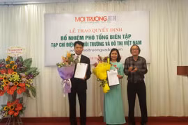 GS.TSKH Nguyễn Văn Liên (ngoài cùng bên phải), nguyên Thứ trưởng thường trực Bộ Xây dựng, Chủ tịch Hiệp hội Môi trường, Đô thị và Khu công nghiệp Việt Nam trao Quyết định bổ nhiệm Phó tổng biên tập Tạp chí Điện tử Môi trường và Đô thị Việt Nam cho Nhà văn
