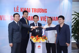Website của công ty tại địa chỉ www.huawei.com/vn giới thiệu và cập nhật những thông tin mới nhất về các sự kiện công nghệ, hoạt động kinh doanh, hoạt động công ích xã hội của Huawei trên toàn cầu cũng như tại thị trường Việt Nam. Ảnh: Long Đặng