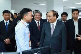 Thủ tướng trò chuyện cùng nhân viên công ty FPT Software.