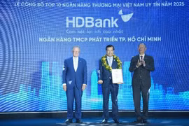 HDBank giữ vị trí thứ 3 Top ngân hàng niêm yết uy tín và hiệu quả nhất Việt Nam.