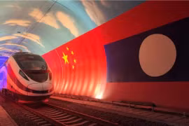 Đường sắt cao tốc Lào - Trung có chiều dài toàn tuyến hơn 1.000km, trong đó phần chạy trên lãnh thổ Lào dài hơn 420km nối thủ đô Viêng Chăn và cửa khẩu Boten nằm trên biên giới Lào - Trung. Ảnh: Tân Hoa Xã