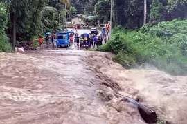 Nhiều khu vực ở Luzon, Visayas và Mindanao đã bắt đầu trải qua tình trạng lở đất, lũ lụt, mất điện do bão Trà Mi gây ra. (Ảnh: Inquirer.net)