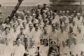 Đồng chí Vũ Oanh, Ủy viên Bộ Chính trị, nguyên Cục trưởng Cục Địch vận, TCCT (dấu *) cùng chỉ huy Cục Địch vận gặp mặt một số cán bộ "Tập kết ngược" tại Hà Nội năm 1980. Ảnh: Tư liệu CĐV.