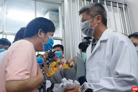 Ông Li Ding chia sẻ lòng biết ơn đến bác sĩ BV Chợ Rẫy cũng như đất nước Việt Nam. Ảnh: Nguyễn Trăm